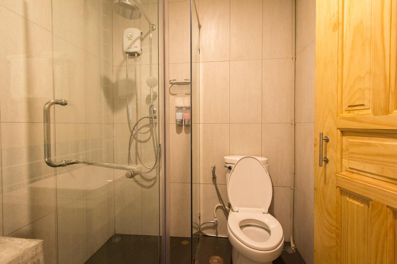 Lazy Sunday Hostel Банкок Екстериор снимка