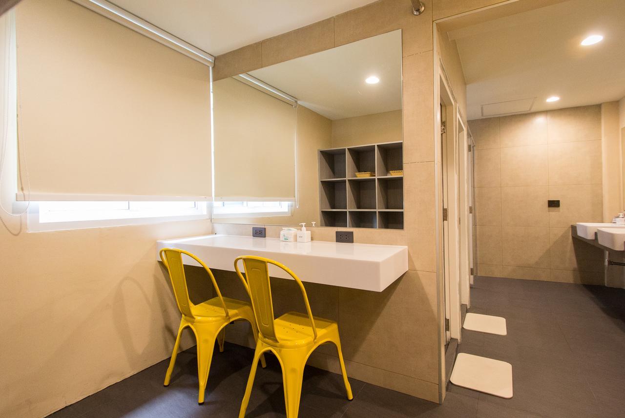Lazy Sunday Hostel Банкок Екстериор снимка