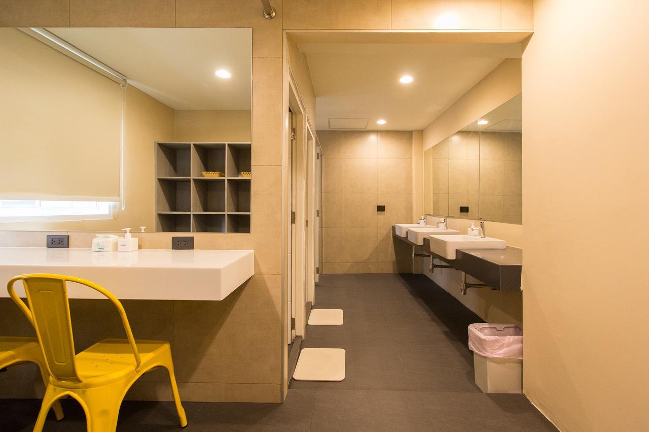 Lazy Sunday Hostel Банкок Екстериор снимка